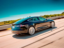 Электроседан Tesla пробует дорогу