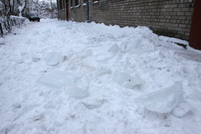 Как убирают снег во дворах - репортаж