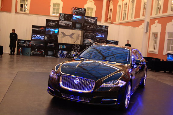 Jaguar XJ: презентация на Неве 