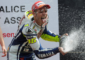 MotoGP: Вале разменивает сотню!