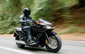 Футуристичный внешний вид мотоциклу придает передний обтекатель, выполненный как единое целое с топливным баком