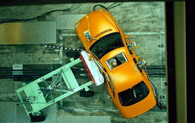 A demanding side-impact crash test, the mobile barrier moves at a crab angle. In the crash test according to US standards, for instance, a mobile barrier is used that moves like a crab (NHTSA barrier): the lateral speed component has the same effect as if the car itself moved forward