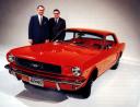 1964 Ford Mustang Coupe. Рядом с автомобилем его создатели – Ли Якокка (слева) и Дональд Фрей, фото Ford
