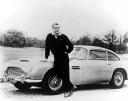 1965 Aston Martin DB5. Рядом с автомобилем агент 007 в исполнении Шона Коннери