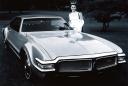 В 1968 году модель несколько изменила свой облик. 1968 Oldsmobile Toronado Sport Coupe с мисс Америка того же года, фото General Motors