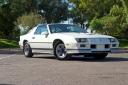 Z28 1984 года T-top. Ни один цвет, по моему наблюдению, не подчеркивает так выгодно все лучшие стороны дизайна Camaro третьего поколения, как белый.