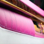 бронированный мерседес с-класса с розовым салоном