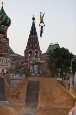 Red Bull X-Fighters 2010 - мотофристайл у Кремля