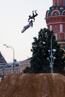 Red Bull X-Fighters 2010 - мотофристайл у Кремля