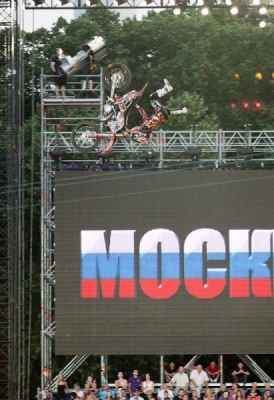 Red Bull X-Fighters 2010 - мотофристайл у Кремля