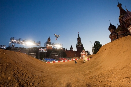 Red Bull X-Fighters 2010 - мотофристайл у Кремля