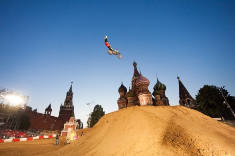 Red Bull X-Fighters 2010 - мотофристайл у Кремля