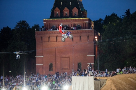 Red Bull X-Fighters 2010 - мотофристайл у Кремля