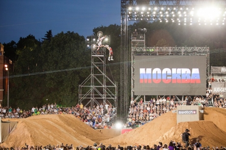 Red Bull X-Fighters 2010 - мотофристайл у Кремля