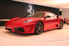 Шумахер снял покрывало с F430 Scuderia