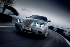 Jaguar S-type: спортивный прыжок