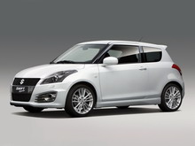 Спортивный Suzuki Swift Sport на низком старте