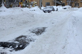 Как убирают снег во дворах - репортаж