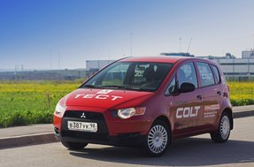 Mitsubishi Colt vs Honda Jazz: деньги портят