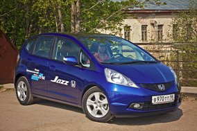 Mitsubishi Colt vs Honda Jazz: деньги портят