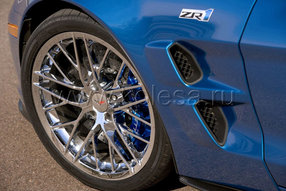 Эксклюзивные 20-спицевые колеса скрывают тормозные диски из карбон-керамики.