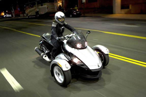 Спереди Spyder напоминает мотоцикл, у которого отрезали «вилку», а вместо нее поставили переднюю часть от снегохода и пару автомобильных колес по бокам вместо лыж