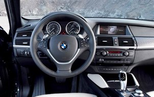 Дизайн интерьера типичен для современных BMW. Уже в базовой комплектации производитель предлагает CD/MP3 разъёмом AUX-In, многоканальную аудиосистему, 4-зонный климат-контроль.