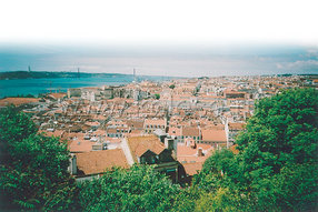 Лиссабон поражает количеством брошенных, красивых и не очень, старинных домов, павильонов, усадеб, трущоб…