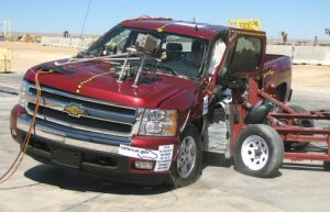 Боковой краш-тест Chevrolet Silverado 1500 4-DR с боковыми подушками