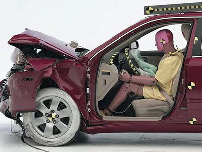 The dummy's position in relation to the steering wheel and instrument panel after the Institute's crash test indicates that the driver's survival space was maintained well